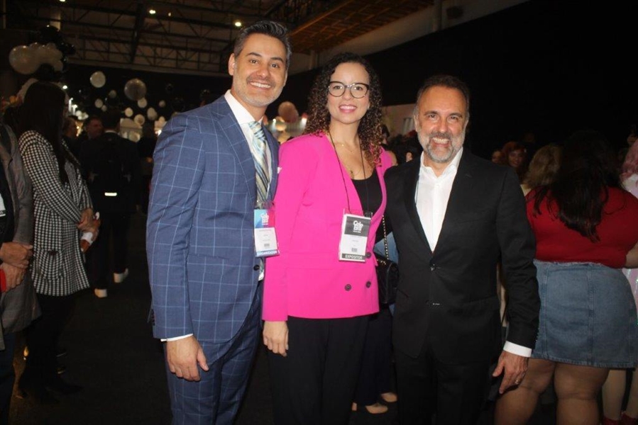 Anderson Passos (diretor executivo da ABCasa), Vanessa Costa e Eduardo Cincinato (presidente da ABCasa)Descritivo...